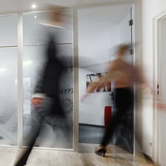 0B3A9574 Heller Eingangsbereich mit moderner Holztreppe und Glasfront im Bürogebäude der Denkströme – Businessumgebung mit Bewegung und Dynamik