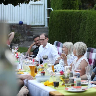 Denkströme Mitarbeiterinnen und Mitarbeiter bei geselligem Sommerfest im Garten – entspanntes Beisammensein mit Essen, Getränken und guter Stimmung im Freien
