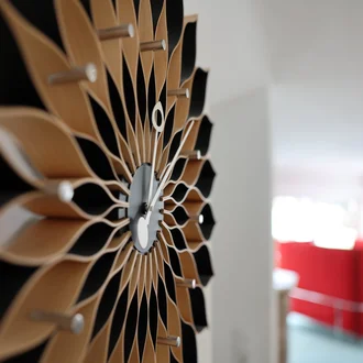 Design-Wanduhr mit Holz-Optik in moderner Büroeinrichtung der Denkströme Gruppe – stilvolle Zeitmessung als dekoratives Element im modernen Arbeitsumfeld