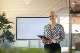 Steuerung von IT-Projekten Denkströme Geschäftsführerin bei einer Präsentation zur digitalen Transformation mit Whiteboard und Tablet