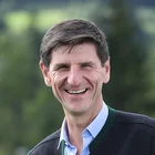 Porträt von Gerhard Frey vor Naturkulisse – zufriedener Kunde aus dem Allgäu im Trachtenjanker, lächelt in die Kamera für Kundenreferenz der Agentur