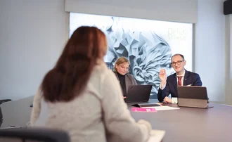 Markenberatung Professionelles Meeting im Konferenzraum der Denkströme Gruppe mit Fokus auf Corporate Communications und strategische Markenberatung