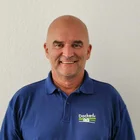 Gernot Kretter im Docked-Polohemd – authentisches Kundenporträt vor neutralem Hintergrund