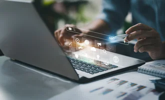 Suchmaschinenoptimierung Ein digitales Interface mit Fokus auf Suchmaschinenoptimierung (SEO) erscheint über der Tastatur eines Laptops. Eine Person arbeitet konzentriert mit Laptop, Tablet-Stift und Business-Dokumenten. Die holografischen Icons symbolisieren digitale Strategien wie Keyword-Recherche, Content-Marketing, Datenanalyse und Ranking-Optimierung.